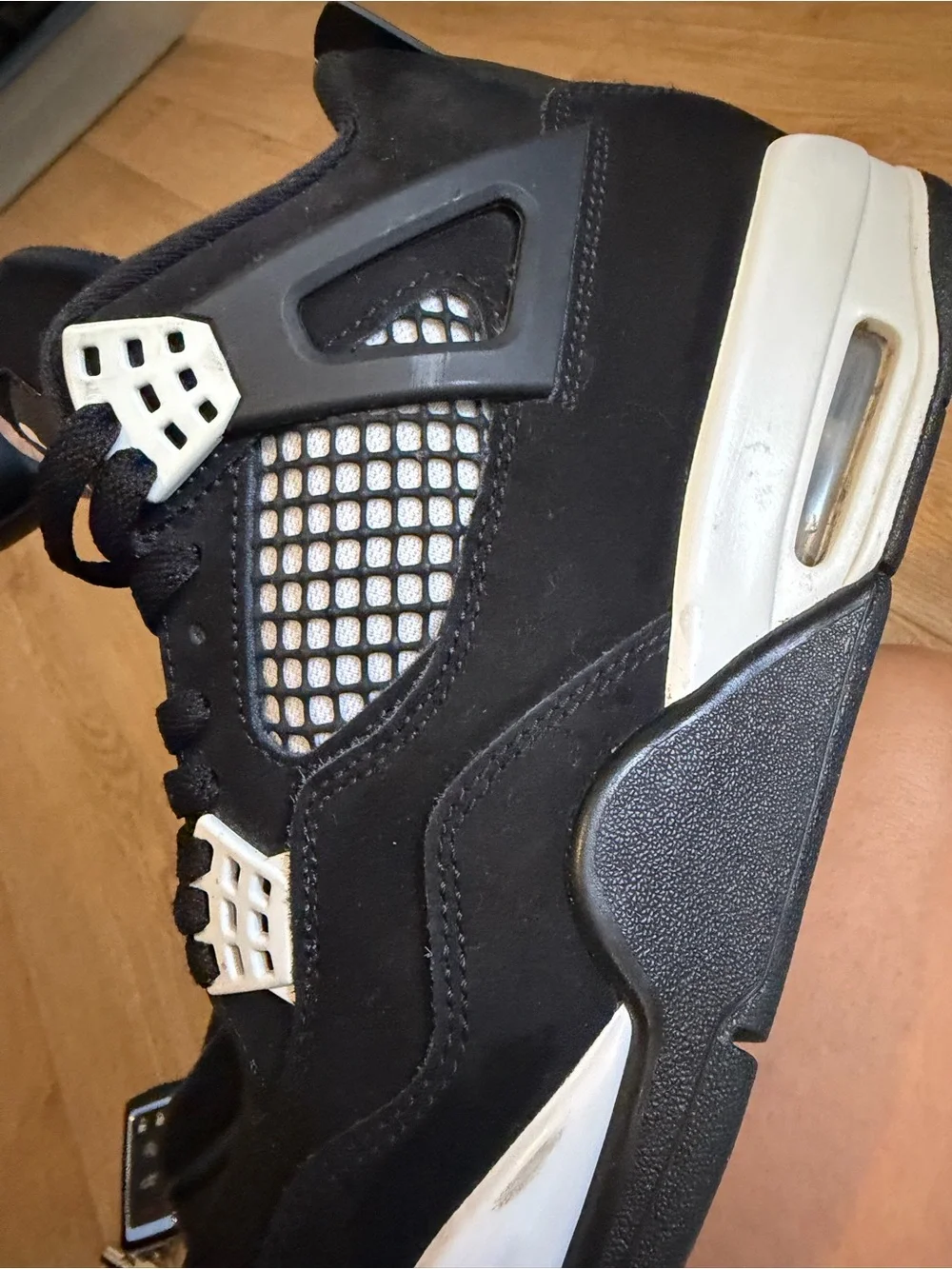 Men’s Jordan 4 Retro “White Thunder” Sneakers